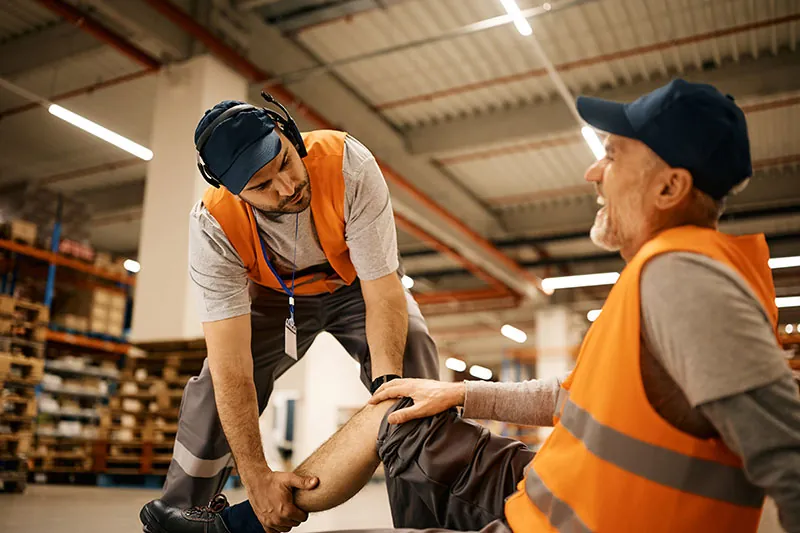 Leg injuries and workers compensation: construction worker with leg pain.