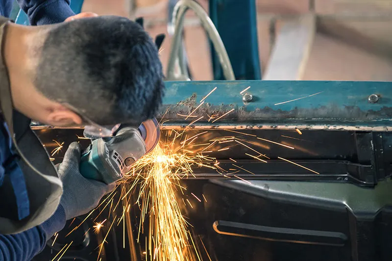 Metal worker hurt at work
